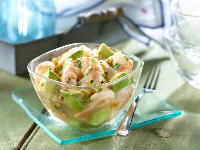 Ceviche de camarón con aguacate y cilantro fresco