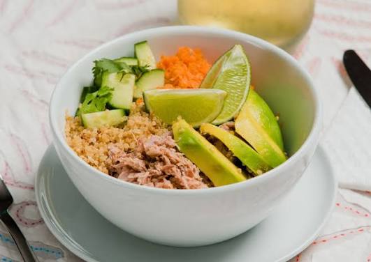 Ensalada colorida con atún, aguacate y quinoa