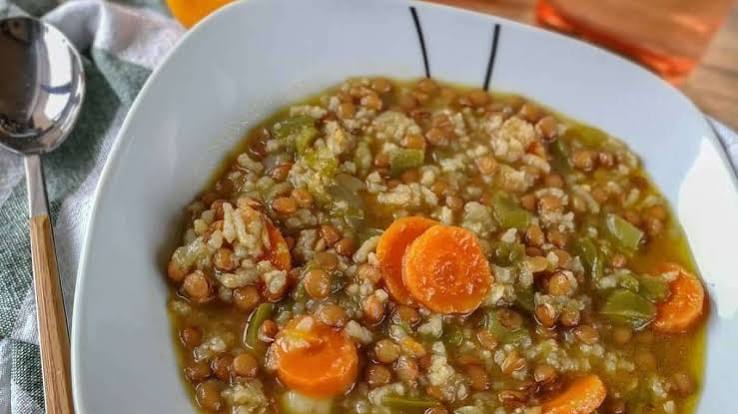 Lentejas especiadas con verduras y arroz integral