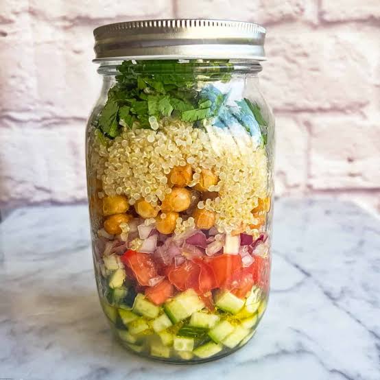 Tarro de quinoa, garbanzos, pepino y tomate para viajar