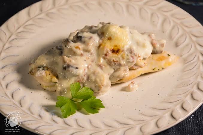 Pechuga de pollo con champiñones y salsa de yogur cremosa