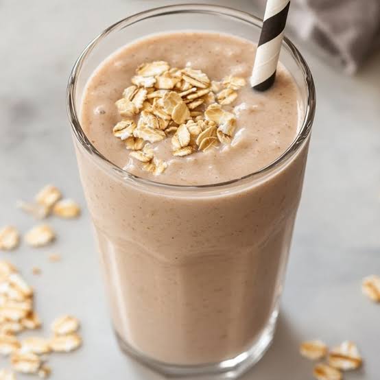 Batido proteico cremoso con frutas rojas