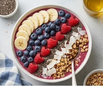 Smoothie bowl de açaí con frutas frescas y granola