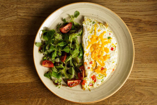 Tortilla de claras de huevo con verduras frescas