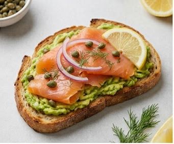 Tostada de salmón ahumado con aguacate y huevo poché